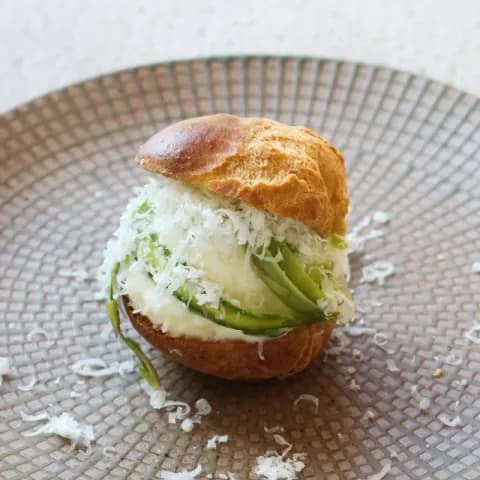 Profiterola d'espàrrecs de primavera i parmesà — Pasatempo by Sabàtic
