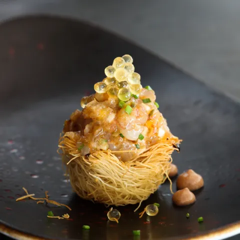 Niu de pasta kataïfi amb tàrtar de llagostins — Vivero Beach Club